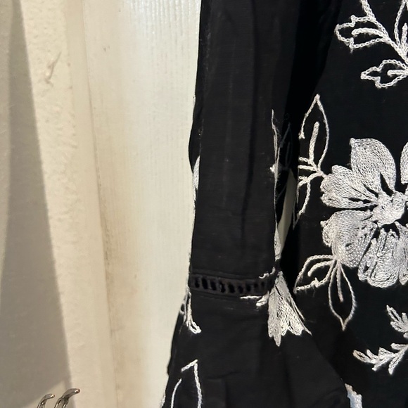 NWOT Alfred Dunner Design Black Top with White Embroidered Flowers. - Picture 5 of 7